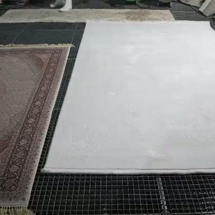 Teppichwäsche auf dem Gitterrost