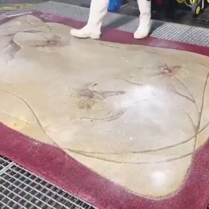 Reinigung eines Teppichs in der Werkstatt