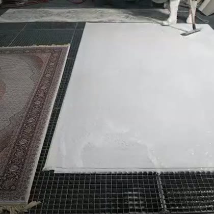 Teppich trocknet auf dem Gitterrost